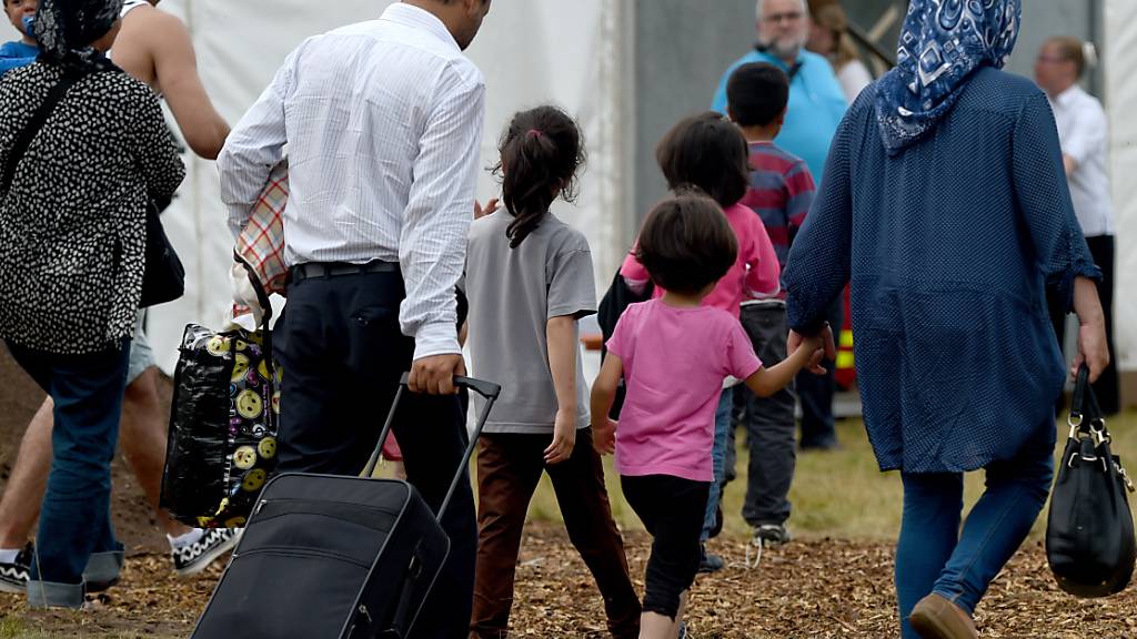 ARCHIV - Flüchtlinge kommen in die damals neu geschaffene Erstaufnahmeeinrichtung. Bundeskanzlerin Merkel (CDU) und Innenminister Seehofer (CSU) haben sich darauf verständigt, zusätzlich rund 1500 weitere Migranten von den griechischen Inseln aufzunehmen. Foto: Carsten Rehder/dpa