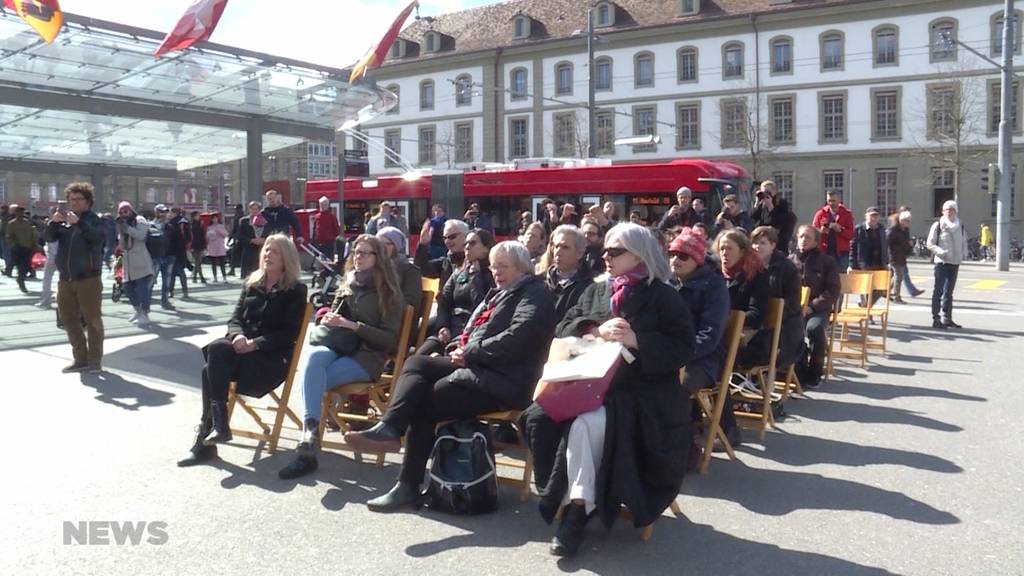 „Für mehr Kranke“: Mit sarkastischen Sprüchen gegen Sozialhilfe-Kürzungen