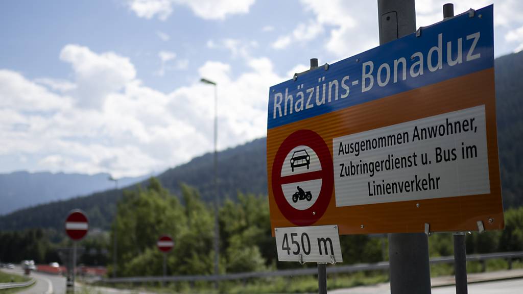 Der Ferienverkehr verursacht im Sommer regelmässig Staus auf der A13 sowie in den Gemeinden im Bündner Rheintal. Nun wurden die getroffenen Massnahmen ausgewertet. (Archivbild)