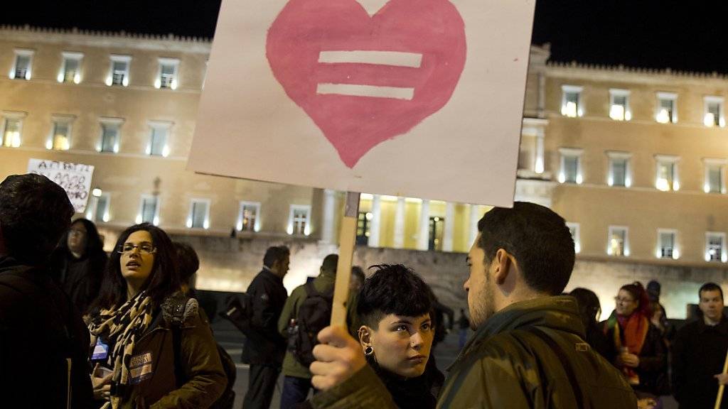 Vor dem Parlamentsgebäude versammelten sich anlässlich der Abstimmung für ein Gesetz zur eingetragenen Partnerschaft gleichgeschlechtlicher Paare hunderte Aktivisten.