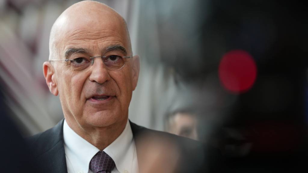 ARCHIV - Der griechische Verteidigungsminister Nikolaos Dendias spricht mit den Medien, als er zu einem Treffen der EU-Verteidigungsminister im Gebäude des Europäischen Rates in Brüssel eintrifft. Foto: Virginia Mayo/AP/dpa/Archivbild