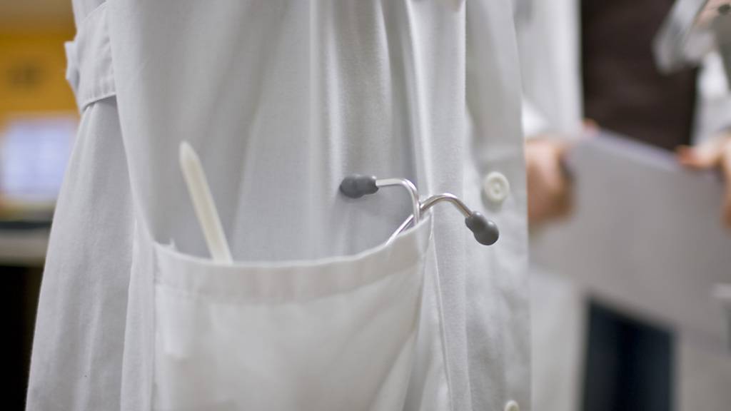 Frauen haben bei bestimmten Krankheiten bessere Überlebenschancen, wenn sie von Ärztinnen statt von Ärzten behandelt werden. (Archivbild)