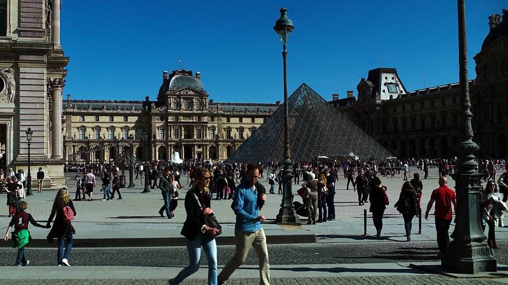 Passanten vor dem Louvre in Paris. In Frankreich ist die Arbeitslosigkeit so hoch wie zuletzt vor 18 Jahren.