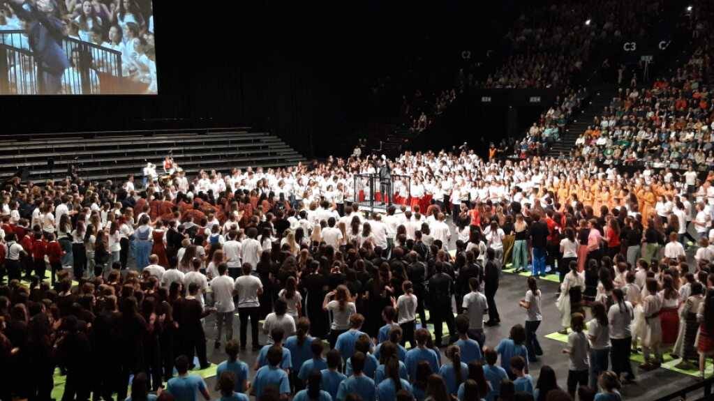 Rund 900 junge Sängerinnen und Sänger bei der Eröffnung des Europäischen Jugendchor-Festivals in der Basler St. Jakobshalle.