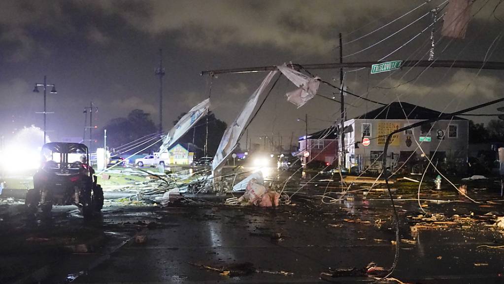 Eine Straße im Lower 9th Ward ist mit Trümmern übersäte, nachdem starke Stürme über das Gebiet hinweggezogen sind. Foto: Gerald Herbert/AP/dpa