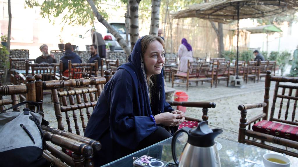 ARCHIV - Die Britin Zoe Stephens führt Touristinnen durch Afghanistan. Foto: Sami Jan/dpa