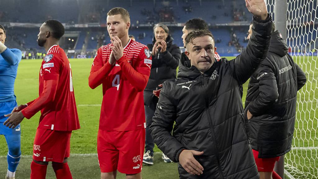 Kollektive Erleichterung: Die Schweizer Nationalspieler bedanken sich beim Publikum - und atmen nach den zähen letzten Spielen auf