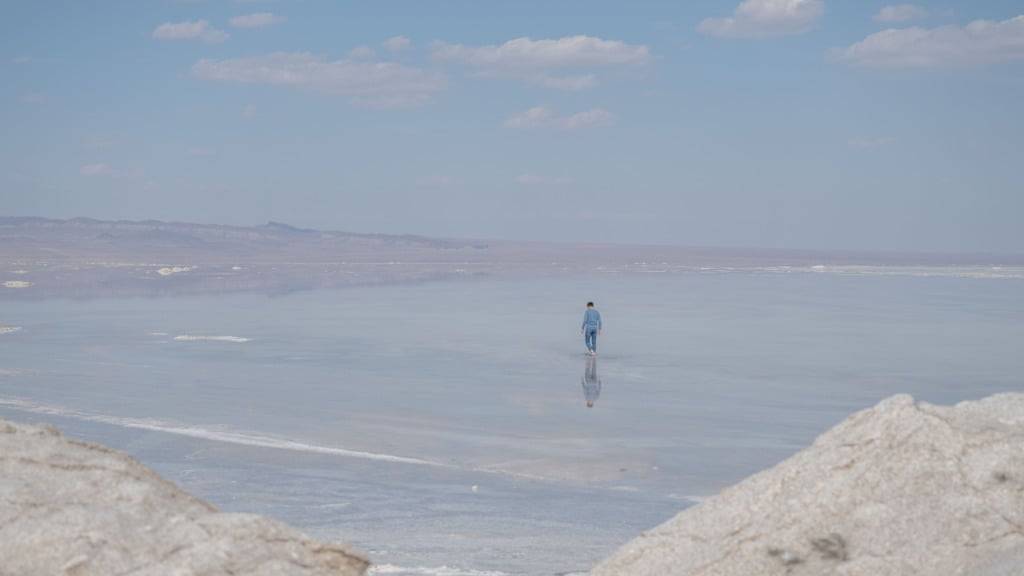 ARCHIV - Ein kleiner Junge geht nahe der Pilgerstadt Ghom über einen Salzsee nahe der Pilgerstadt Ghom. Seit Jahren verschärft sich die Wasserkrise im Iran. Foto: Arne Immanuel Bänsch/dpa