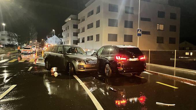 Auto kracht auf Trottoir in Fussgänger – 50-Jähriger erheblich verletzt