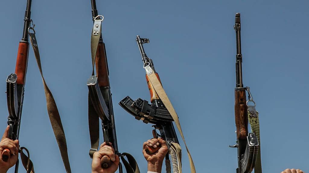 Bewaffnete Mitglieder der vom Iran unterstützten Huthi-Miliz. Symbolbild Foto: Osamah Yahya/dpa/Archiv