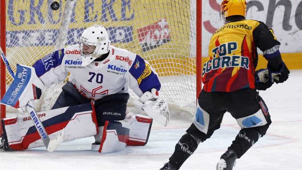 Die Entscheidung in Freiburg: Sandro Schmid verwertet seinen Penalty geen Klotens Ewan Huet