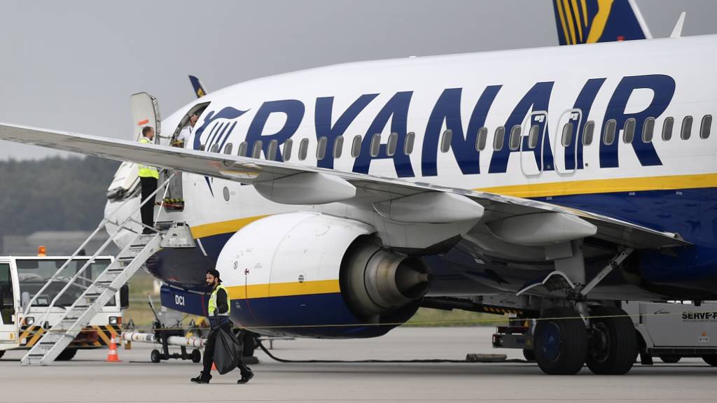 Der irische Billigflieger Ryanair rechnet wegen des Flugverbots für die Boeing-Maschinen vom Typ 737 Max im kommenden Sommer mit weniger Passagieren. Nun werden Standorte dichtgemacht. (Archiv)