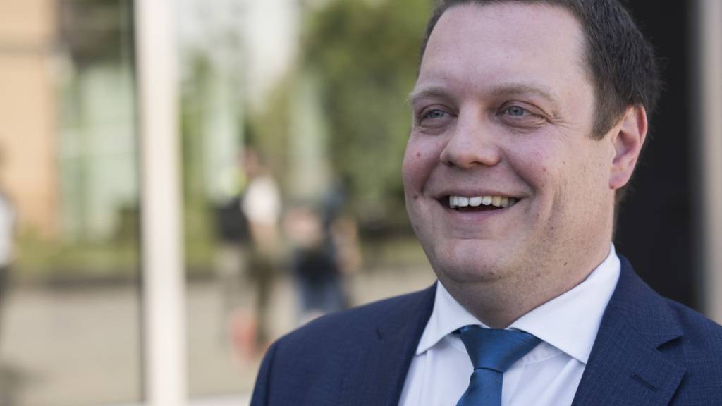 Der Kantonsrat und frühere Präsident der Zürcher SVP, Patrick Walder (hier nach der Verhandlung in Uster) wird nicht wegen Diskriminierung belangt. Keine Prozesspartei zieht das Urteil ans Obergericht weiter. (Archivbild)