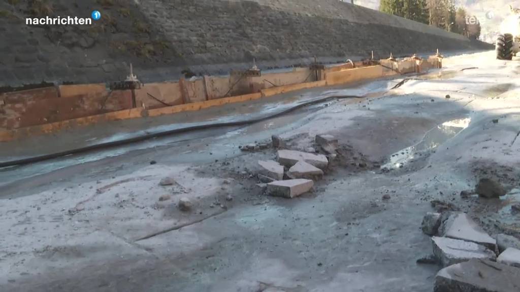 Eine Baustelle mitten im Fluss Schächen in Altdorf