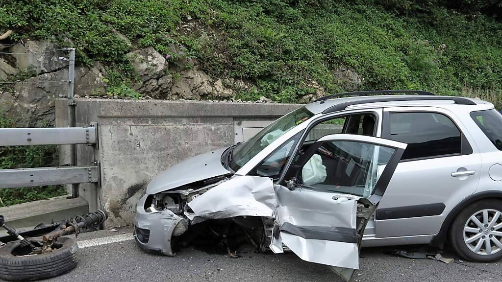 Am Unfallwagen entstand Totalschaden. Die Fahrerin musste zur Kontrolle ins Spital gebracht werden.