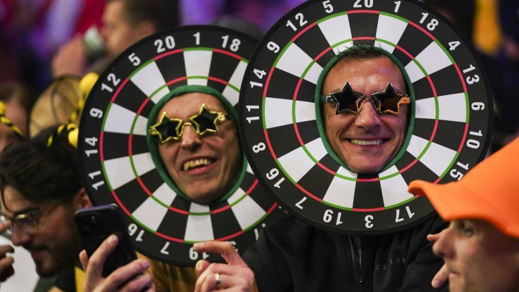Fans in originellen Kostümen verfolgen ein Spiel an der Darts-WM