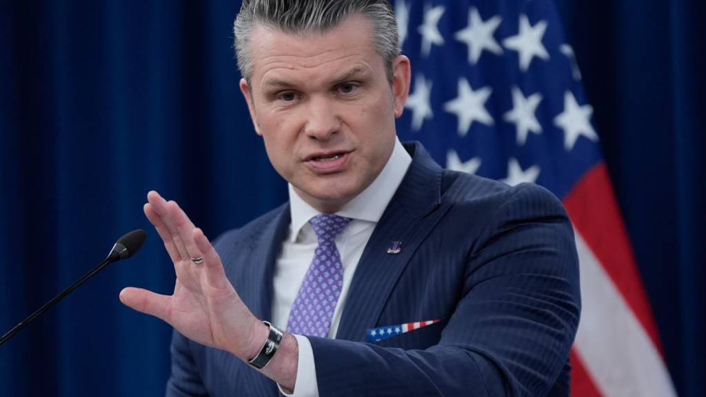 dpatopbilder - US-Verteidigungsminister Pete Hegseth spricht zu Medienvertretern während einer Pressekonferenz im Pentagon. Foto: Manuel Balce Ceneta/AP/dpa