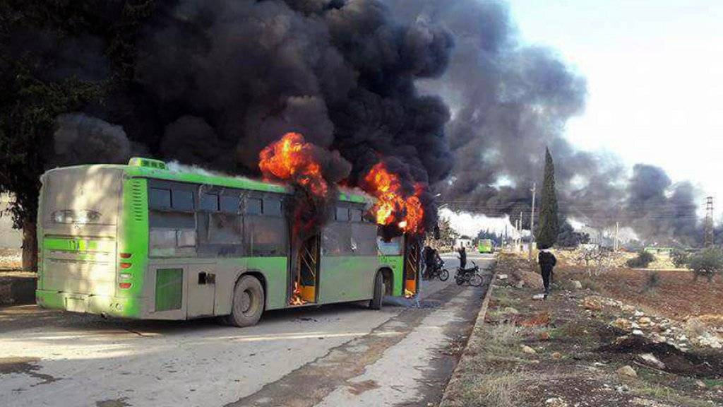 Ein von Bewaffneten in Brand gesetzter Bus in der Provinz Idlib, der für Evakuierungen gedacht war.