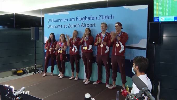 Athletinnen bringen Leben in den Flughafen