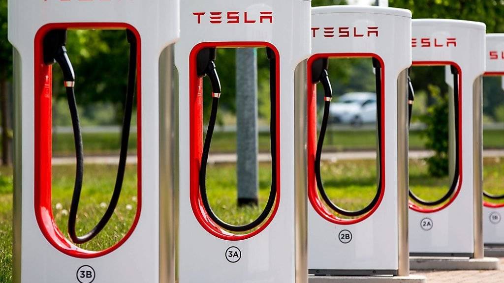 Aufladestation für Teslas Elektroautos in Deutschland: Ein tödlicher Unfall mit einem Tesla-Wagen, der mit Autopilot fuhr, könnte für das US-Unternehmen noch Folgen. Die US-Börsenaufsicht SEC hat laut einem Zeitungsbericht Untersuchungen aufgenommen.