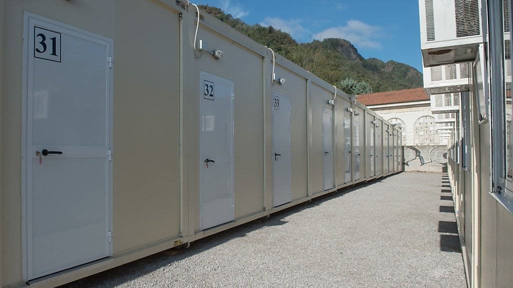 Wohncontainer des neuen Aufnahmezentrums für Flüchtlinge in Como, das am Montag eröffnet wurde. (KEYSTONE/Ti-Press/Pablo Gianinazzi)