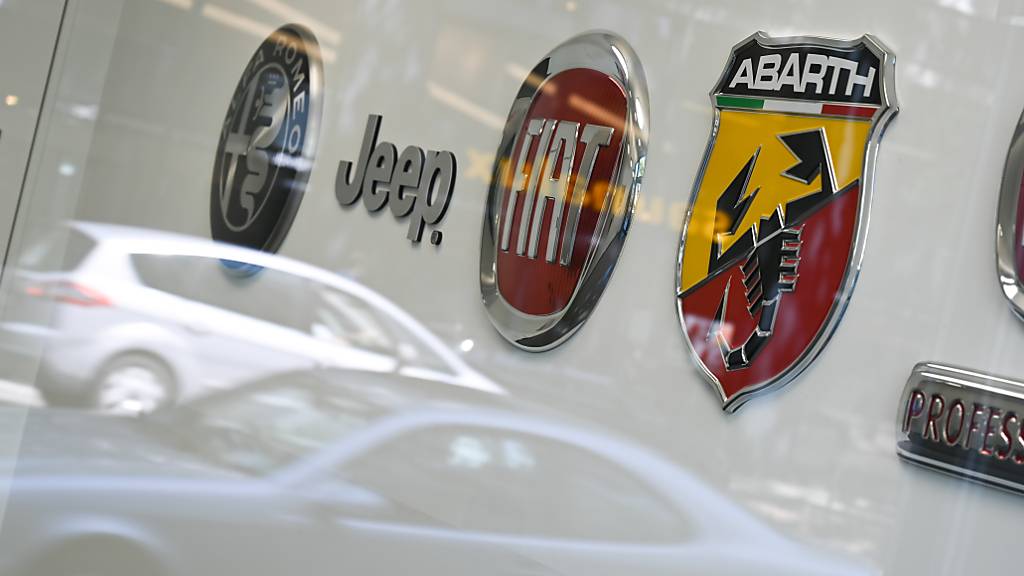 Fiat Chrysler und PSA dürfen fusionieren: Logos von Fiat in einem Autohaus (Symbolbild).