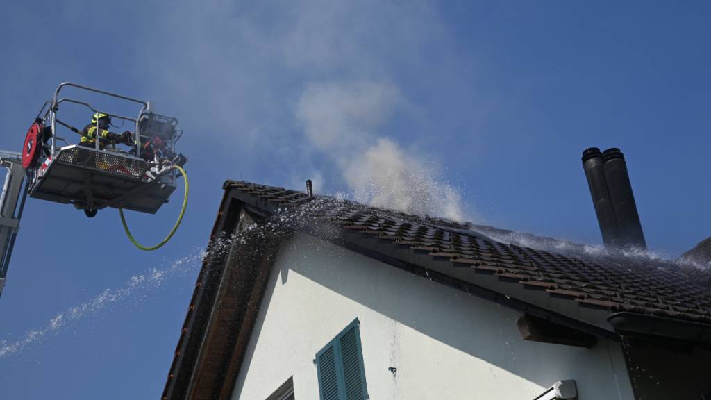 In Bichwil SG musste die Feuerwehr einen Teil des Daches öffnen, um einen Brand zu löschen.
