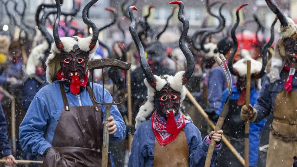 Tüüfel holen am Sühudiumzug die Einsiedler an die Fasnacht