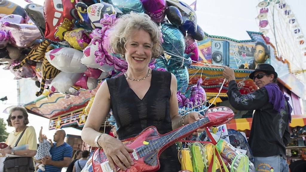 Die Zürcher Stadtpräsidentin Corine Mauch posiert an der offiziellen Eröffnung des Züri Fäschts mit einer Plastikgitarre.