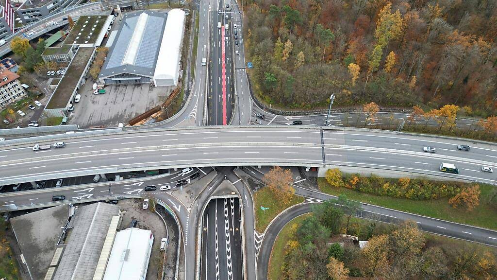Der Belag des A12-Anschlusses Bern-Bümpliz wird flächendeckend ersetzt. An vier Wochenende werden die Ein- und Ausfahrten gesperrt - und der Verkehr wird grossrämuig umgeleitet. (Archivbild)
