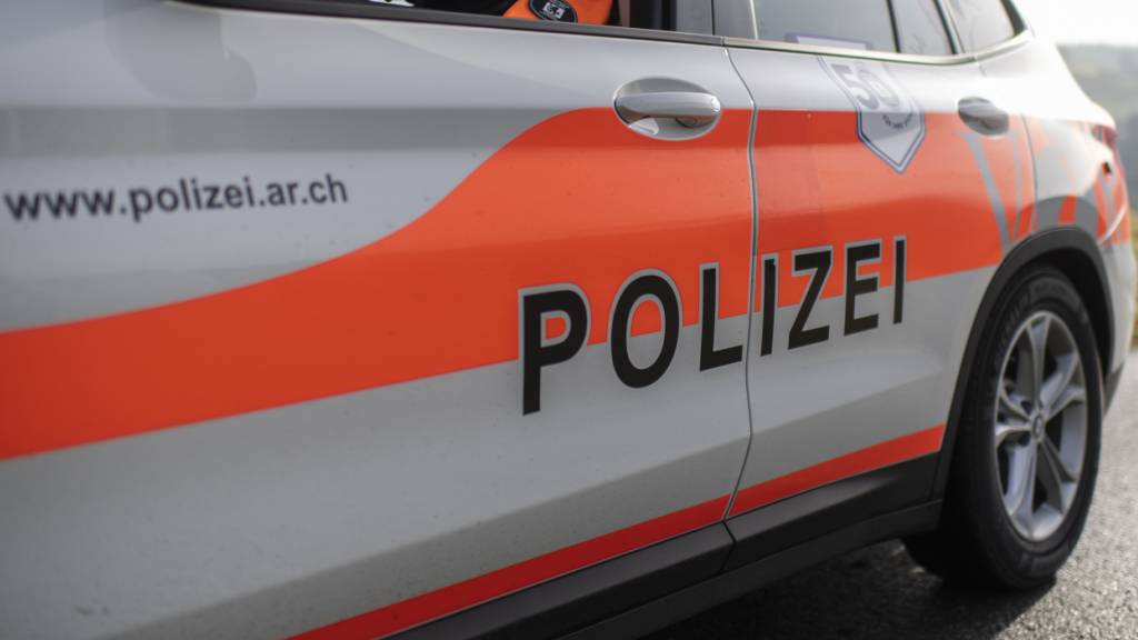 Die Ausserrhoder Kantonspolizei verhaftete einen 22-jährigen Mann, der mit stark überhöhter Geschwindigkeit in eine Radarkontrolle geraten war. (Symbolbild)