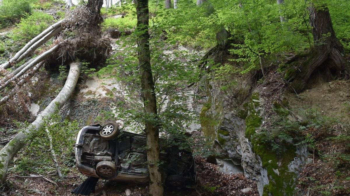 Das Auto kam total beschädigt vor einem grossen Felsen zum Stillstand.