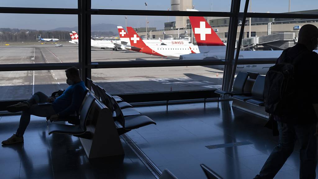Über den Flughafen Zürich sind im Juni erneut mehr Passagiere als noch vor Jahresfrist gereist. Damit rückt das Niveau von vor der Coronapandemie in Griffweite.(Archivbild)