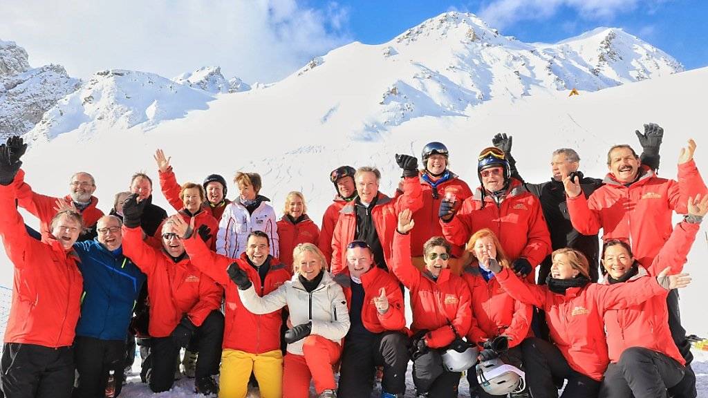 Sichtlich gutgelaunte schweizerisch-britische Parlamentarier an ihrem Skirennen auf Parsenn.
