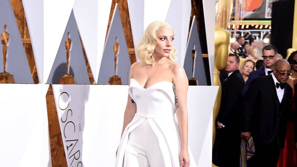 Modeexperten lobten Lady Gagas schlichtes und doch raffiniertes Hosenkleid. Sie selber nutzte die Aufmerksamkeit auf dem roten Teppich, um für das Problem der sexuellen Gewalt in Colleges zu sensibilisieren.