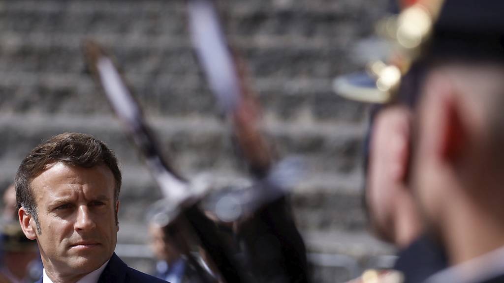 Emmanuel Macron, Präsident von Frankreich, nimmt an einer Zeremonie anlässlich des 82. Jahrestages des Aufrufs des verstorbenen französischen Generals de Gaulle zum Widerstand am 18. Juni 1940 in der Gedenkstätte Mont Valerien teil. Foto: Gonzalo Fuentes/Pool Reuters/AP/dpa