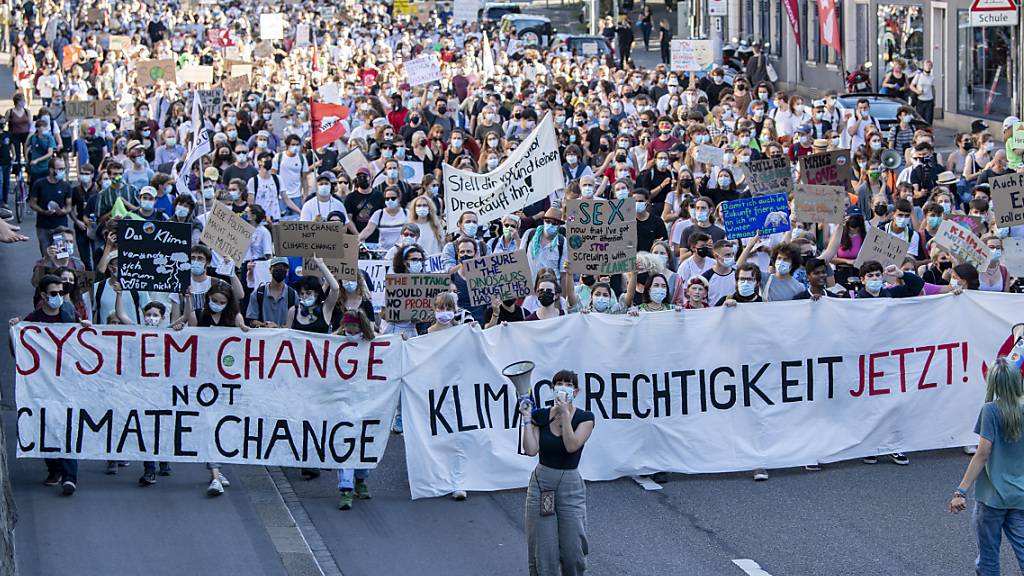 Menschen demonstrieren am Internationalen Streiktag am Freitag in Zürich für das Klima.