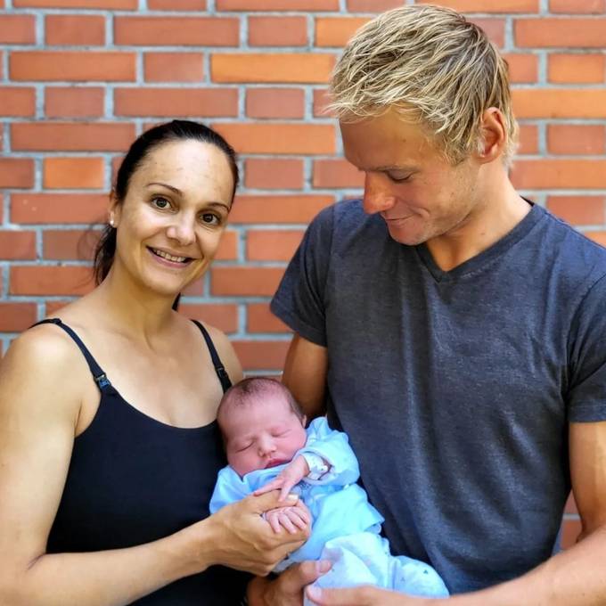 Sarah und Jan van Berkel zeigen ihr Neugeborenes