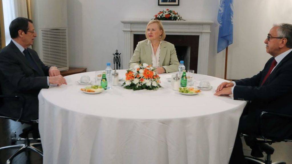 Die Uno-Sonderbeauftragten Elizabeth Spehar (Mitte) trifft sich am Flughafen von Nikosia mit dem Präsidenten der Republik Zypern, Nikos Anastasiades (l.) und dem Präsidenten der nur von der Türkei anerkannten Türkischen Republik Nordzypern, Mustafa Akinci (r.).