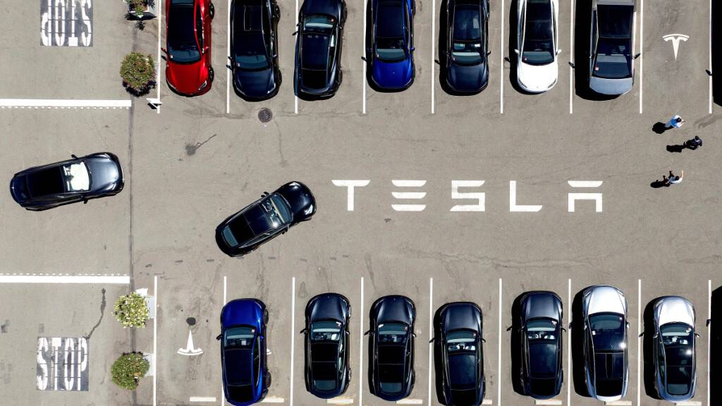 Die US-Verkehrsbehörde ermittelt wegen Fehlern der Software, die einmal alle Teslas zu autonomen Fahrzeugen machen soll. (Archivbild)