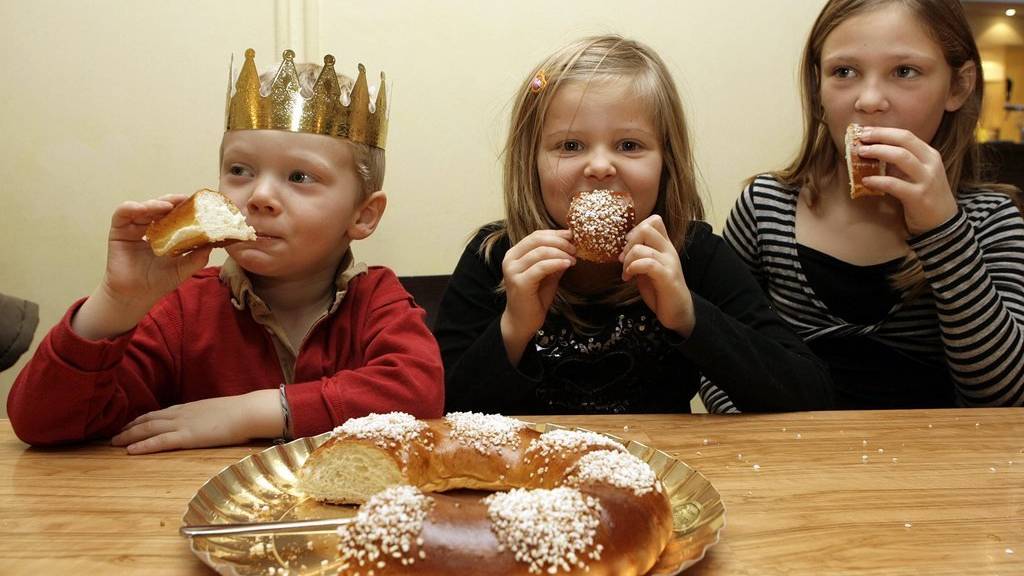 Kinder und Erwachsene in der ganzen Schweiz essen am 6. Januar Dreikönigskuchen. (Archiv)