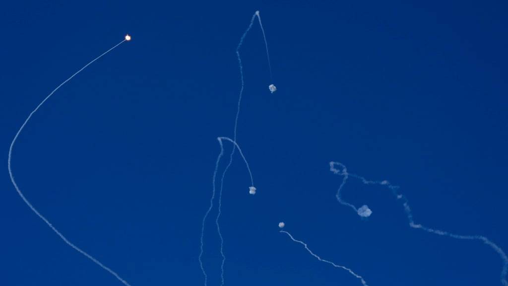 ARCHIV - Das israelische Luftabwehrsystem Iron Dome feuert, um Raketen abzufangen. Foto: Baz Ratner/AP/dpa/Archivbild