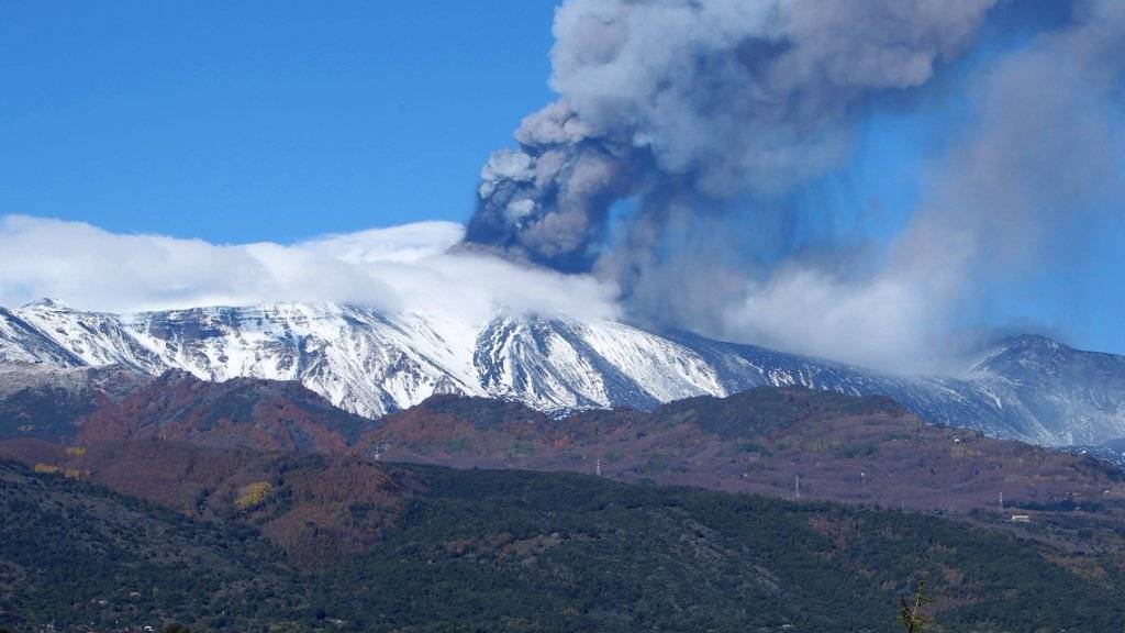 Eine Aschewolke steht über dem Ätna. (Archiv)