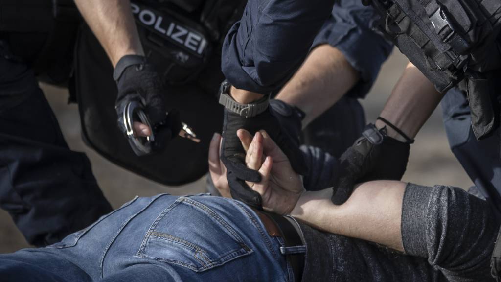 Die Schweiz hat ein 'Ndrangheta-Mitglied nach Italien ausgeliefert. Das Auslieferungsgesuch stammte von der Staatsanwaltschaft im kalabrischen Catanzaro. (Symbolbild)