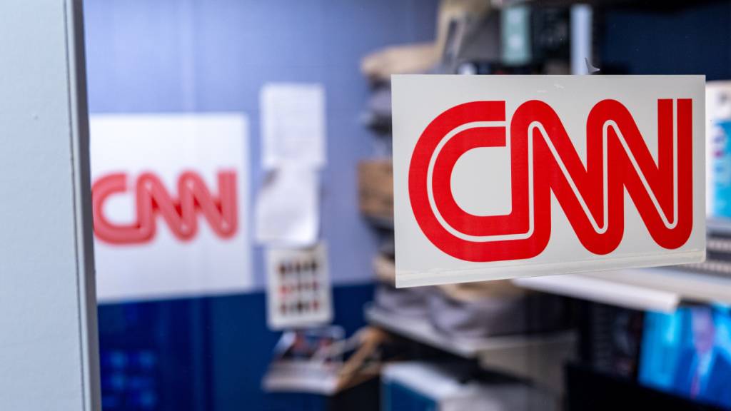 dpatopbilder - Das Logo des Senders CNN ist am Weißen Haus zu sehen. Foto: Alex Brandon/AP/dpa