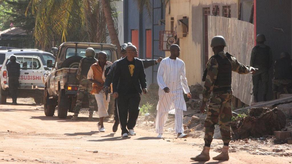 In der malischen Hauptstadt Bamako haben Angreifer 170 Geiseln in im Luxushotel Radisson Blue genommen.