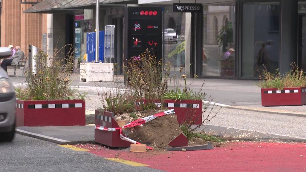 22-jähriger Pole dreht Burnouts auf Bahnhofstrasse und prallt in Pflanzentöpfe