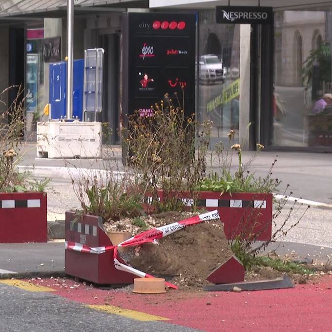 22-jähriger Pole dreht Burnouts auf Bahnhofstrasse und prallt in Pflanzentöpfe