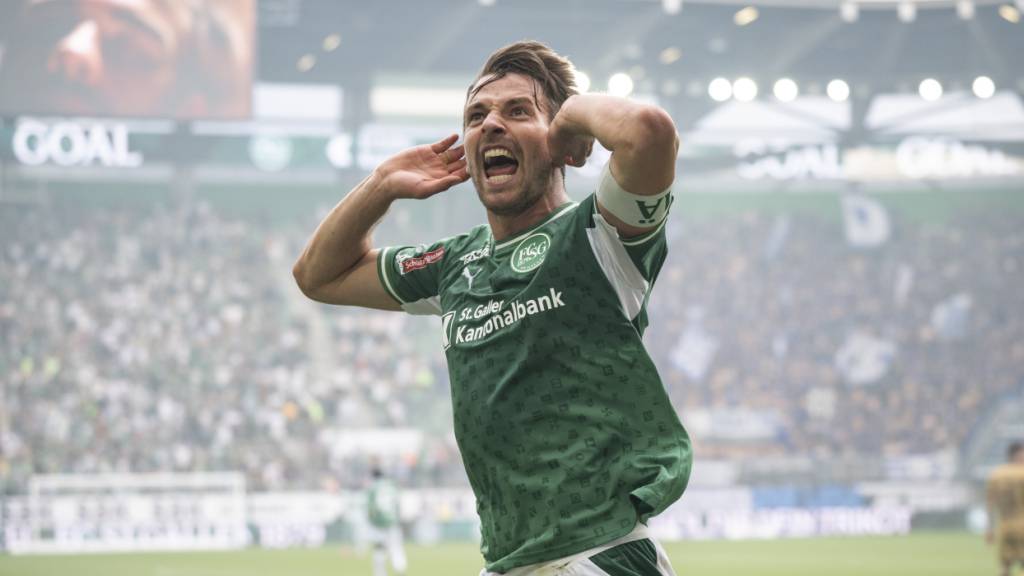 St. Gallens Captain Lukas Görtler behält in der Nachspielzeit die Nerven und trifft vom Punkt zum 2:2