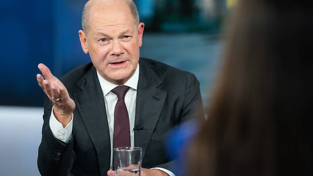 Bundeskanzler Olaf Scholz (SPD), spricht nach der Aufzeichnung einer Sonderausgabe von RTL Direkt mit Fernsehmoderatorin Pinar Atalay. Foto: Christophe Gateau/dpa